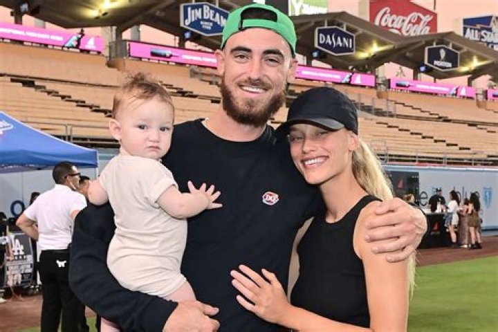 Dodgers' Cody Bellinger, Model Chase Carter Expecting Baby